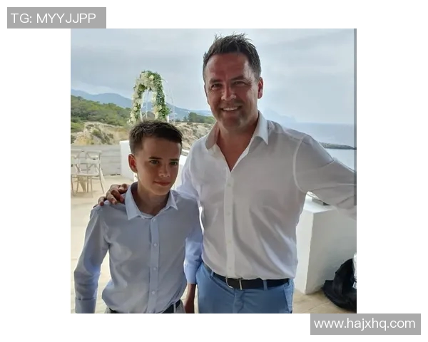 足坛巨星青涩旧照曝光追忆少年风采与成长历程